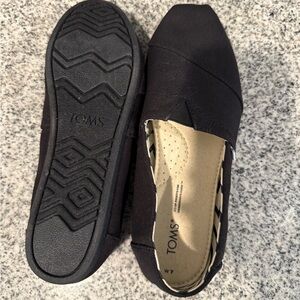 TOMS Women's Black Slip-On Flats